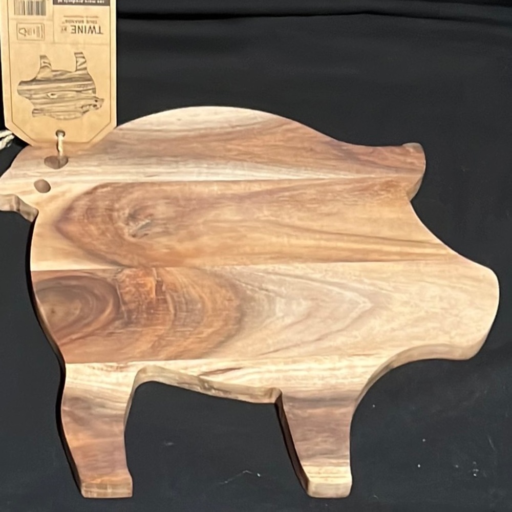 Acacia wood rustic farmhouse pig-shaped cheeseboard